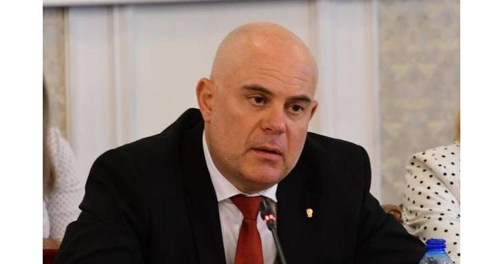 Гешев поиска от КС да не го викат в парламента през 3 месеца